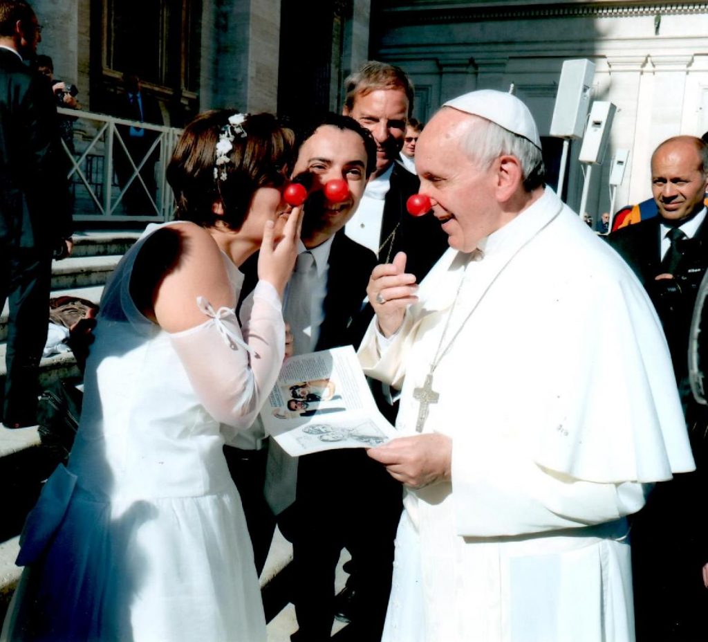 Papa Francesco indossa il naso rosso dei nostri clown dottori –  Associazione Arcobaleno Marco Iagulli Onlus
